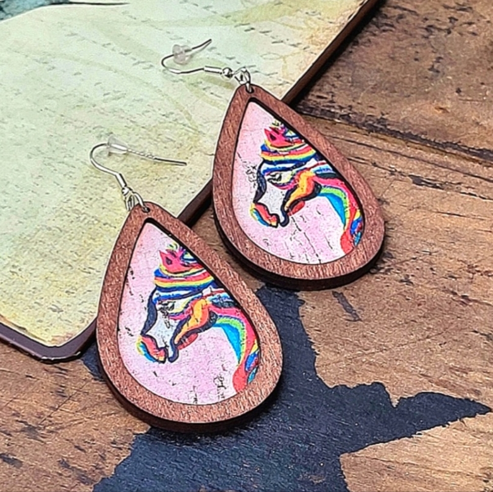 Stunning, lightweight, horse earrings. Vintage western boho woodgrain, New!